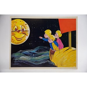 Puede incluir: Una ilustración vintage muestra a tres niños en un barco amarillo, mirando una luna sonriente en un cielo estrellado. El barco tiene una vela roja. Los niños visten ropa azul y rosa.