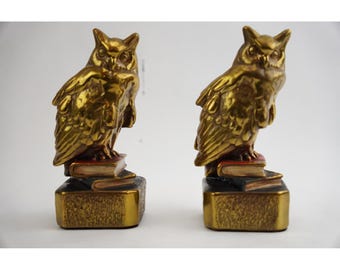 Sujetalibros de biblioteca con escultura de búho revestido de bronce antiguo sobre libros.