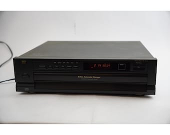 Reproductor de CD con cambiador de 5 discos MCS 683-2260C, color negro, 30 memorias programables, buen estado.