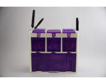 Kit de herramientas para decoración de pasteles Wilton Ultimate con accesorios, color morado vintage.