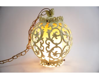 Lámpara colgante de globo ornamentada de plástico estilo Hollywood Regency de mediados de siglo, años 60