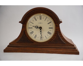 Reloj de sobremesa Howard Miller, color marrón, con sonería Westminster, madera de roble, modelo 613-103