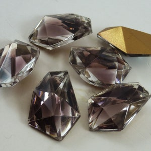 2 kristallen vintage glas helder paarse Givre strassteentjes, 22 x 16 mm onregelmatige vorm, geslepen bovenkant, verijdelde punt achterkant, Duitsland, G3-3D