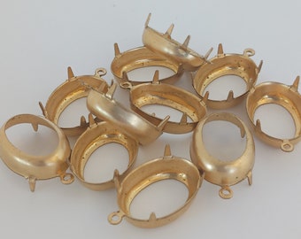 Puede incluir: Un grupo de diez engastes ovalados de metal dorado con puntas alrededor de los bordes. Los engastes tienen un bucle en un lado para sujetarlos a una pieza de joyería.