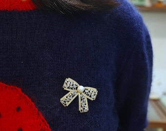 Broche de perlas con lazo, alfiler de perlas Akoya chapado en oro de 14 quilates con circonitas cúbicas, elegante joya con lazo, regalo para mujer, broche de boda