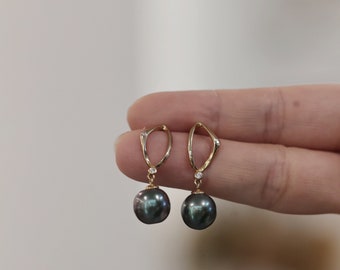 Gold Tahitian Pearl Drop Earrings, South Pacific Black Pearl,Minimalist geometric shape,Stylish Statement Jewelry,Luxurious Anniversary Gift
