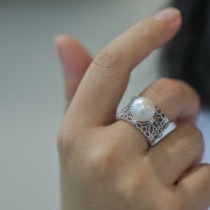 Anello con perla d&#39;acqua dolce naturale da 10-11 mm, anello largo in argento sterling 925, anello regolabile, anello importante, anello a fascia larga, anello per il pollice, anello in pizzo