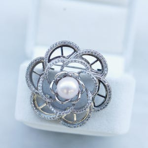 Silver Camellia Brooch with 9-10mm Aurora Freshwater Pearl - Mother&#39;s Day Gift & Luxury Retirement Jewelry