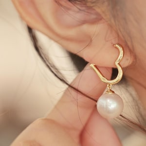 Golden Big Heart Pearl Drop Earrings,10-11 mm Genuine Freshwater Pearl,Dainty Pearl Heart Hoops,Heart Huggies Dangle