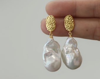 Enormi orecchini di perle d'acqua dolce barocche / orecchini di perle grandi / 23 mm * 33 mm / oro giallo massiccio 18 kt / leggero / bianco con rosa - Italia Enormi orecchini di perle d'acqua dolce barocche / orecchini di perle grandi / 23 mm * 33 mm / oro giallo massiccio 18 kt / leggero / bianco con rosa - Italia