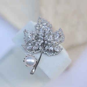 Splitterahornblätter brosche mit echte Süßwasserperle, Herbst Blatt Pin, Brosche mit Kristallen, Erntedankfest Geschenk für sie