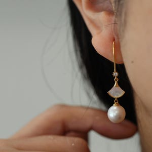 Gold Ginkgo Leaf Pearl Earrings – Freshwater Pearl Hoop Earrings, Nature-Inspired Jewelry, Gold Dangle Earrings, Gift for Her