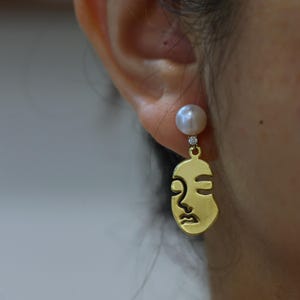 Abstract Face Pearl Earrings | Modern Art Dangle Earrings | Gold Minimalist Jewelry | Unique Gift for Her | Artsy Statement Earrings