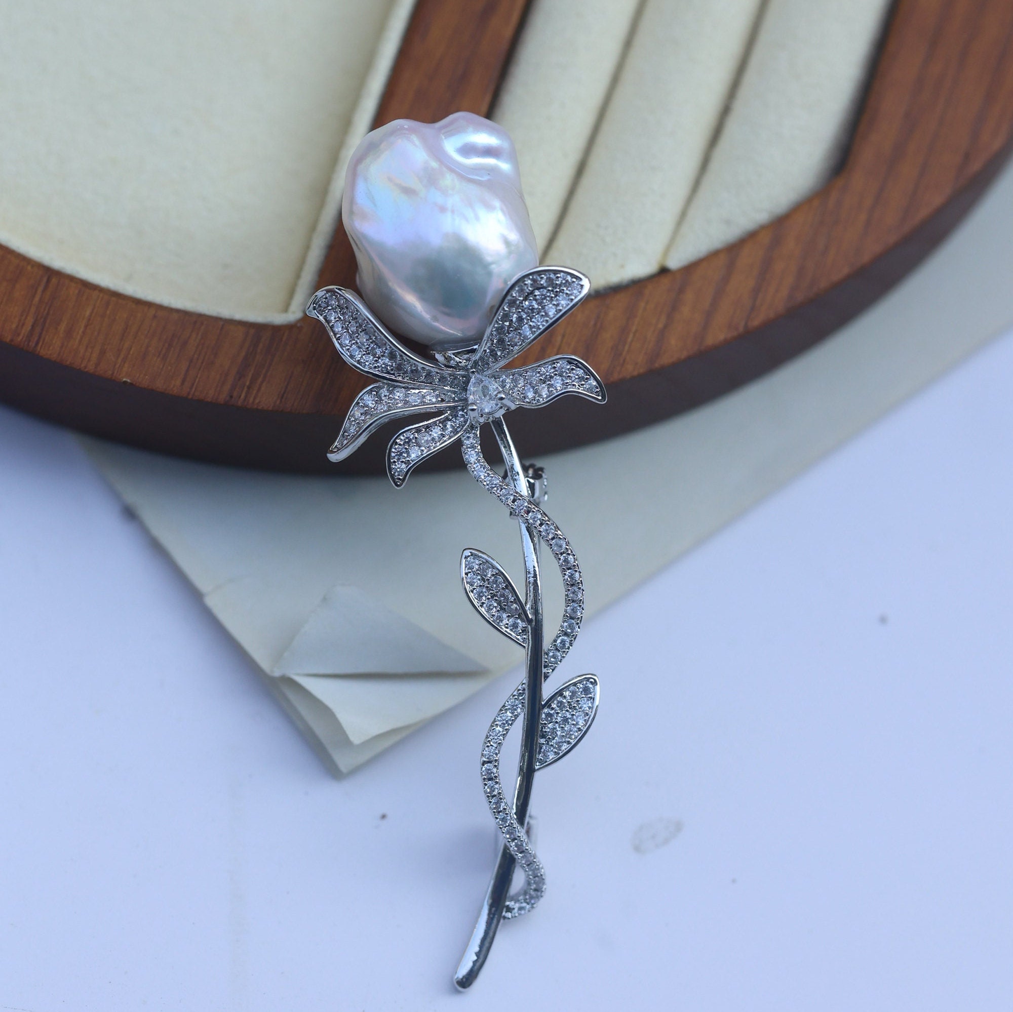 1940's　mother of pearl tulip clip brooch ys31 Vintage 1940'S Mother Of Pearl Tulip Motif Clip Brooch