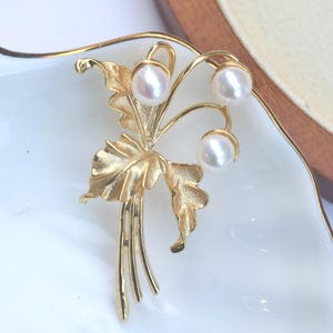 Gold Floral Akoya Pearl Brooch – 14K Gold Plated Vintage Style Pin, Elegant Fall Gift for Women, Natural Japanese Pearls