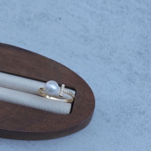 Anillo minimalista con barra en T abierta, anillo con letra T en plata esterlina 925 con perla Akoya japonesa AAAAA, regalo de anillo moderno para esposa