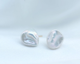 Piccoli orecchini irregolari di perle d'acqua dolce, borchie di perle Keshi, piccoli orecchini a bottone, borchie di perle minimaliste, regalo per la festa della mamma