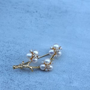 Golden Winter Plum Blossom Floral Pin with Freshwater Pearl, Vintage Stylish Brooch for Fashion Lovers & Unique Gift Ideas
