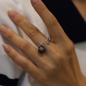 Tahiti Schwarz Perle Kreuz Ring | Verstellbarer Silberring S925 mit CZ und 8–9 mm Perle | Glaube Schmuck Geschenk für sie | Minimalistischer Stil