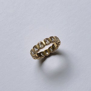 Anello con fascia di cristallo placcato oro 18k, anello di cristallo, anello importante, anello di cristallo di smeraldo, taglio smeraldo, anello pavé / Suradesires