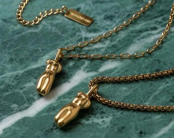 Collier féministe, collier La Femme, collier corps de femme, chaîne à écrins, chaîne à maillons ovales, pendentif corps de femme, autonomisation des femmes | Suradésirés
