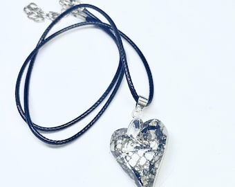 Swarovski-kristallhjärthalsband. Klart med svart patina på silver. Handgjort i Storbritannien.