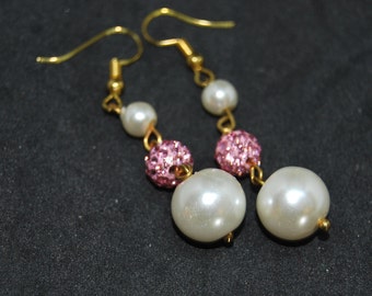 Boucles d’oreilles articulées Pearl & Pink Shamballa sur or. Fait à la main au Royaume-Uni