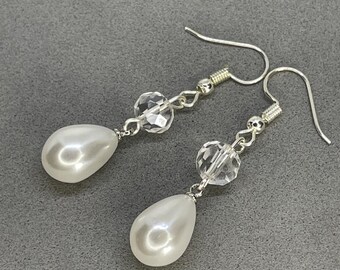 Örhängen med droppar i vitt på silver med pärlor och Swarovski-kristaller. Handgjorda i Storbritannien.