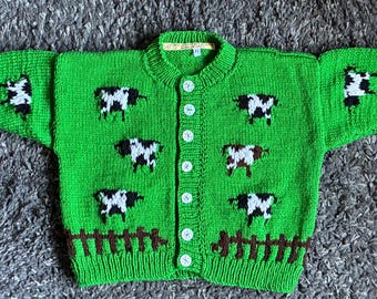 Cárdigan infantil con estampado de vaca en color verde. Edad: 3-4 años. Tejido a mano en el Reino Unido.