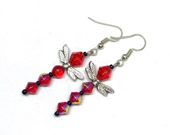 Brincos de libélula de cristal Swarovski em vermelho sobre prata. Feito à mão no Reino Unido.
