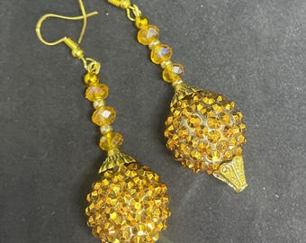 Stora Shamballa-örhängen i guld med Swarovski-kristaller. Handgjorda i Storbritannien.