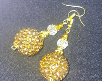 Stora Shamballa-örhängen i guld med Swarovski-kristaller. Handgjorda i Storbritannien.
