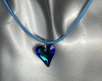 Collar con corazón de cristal Swarovski azul hecho a mano, tanga ajustable de piel sintética