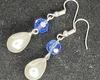 Pärl- och Swarovski-kristalldroppsörhängen i blått på silver. Handgjorda i Storbritannien.