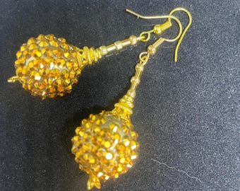 Stora guldfärgade Shamballa-örhängen med guldfiligran. Handgjorda i Storbritannien