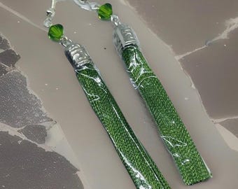 Tofsörhängen i grönt med Swarovski-kristaller på silver. Handgjorda i Storbritannien.