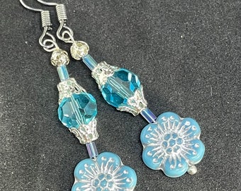 Blomörhängen med Swarovski-kristaller i ljus turkos. Handgjorda i Storbritannien.
