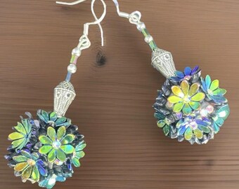 Skimrande blågröna blombollsörhängen med örhängen i sterlingsilver. Handgjorda i Storbritannien.