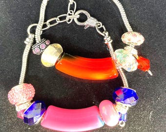 Silverarmband med stora hålpärlor och Swarovski-kristaller – Handgjort i Storbritannien