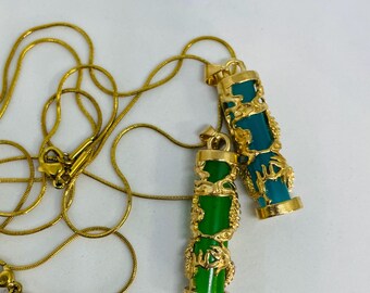Drakehänge på guldfärgat 20" halsband. 2 färger. Handgjort i Storbritannien