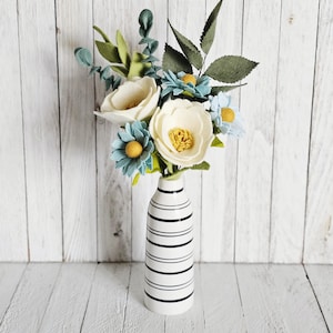 Bouquet de fleurs en feutre bleu et blanc : Composition artisanale de marguerites sauvages
