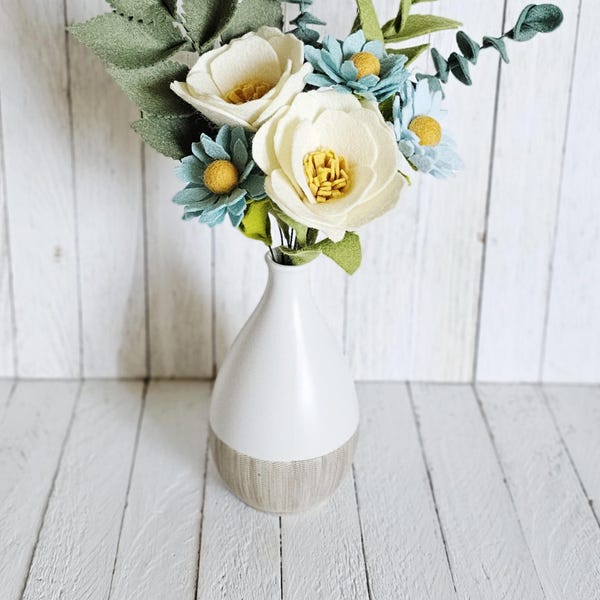 Ramo de flores de fieltro azul y blanco: Arreglo floral artesanal de margaritas silvestres.