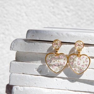 real flower pink white queen anne&#39;s lace clear resin heart earrings - pressed botanical terrarium gold steel drop romantic statement jewelry