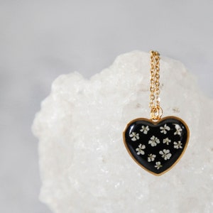 real flower queen anne's lace black heart resin necklace pressed flower jewelry gold filled stainless steel romantic botanical pendant image 1