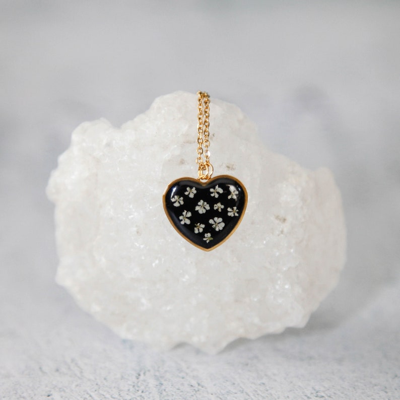 real flower queen anne's lace black heart resin necklace pressed flower jewelry gold filled stainless steel romantic botanical pendant image 1