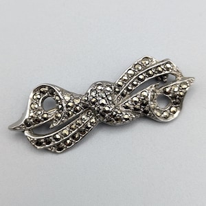Broche de lazo de cinta vintage con marcasita en tono plateado