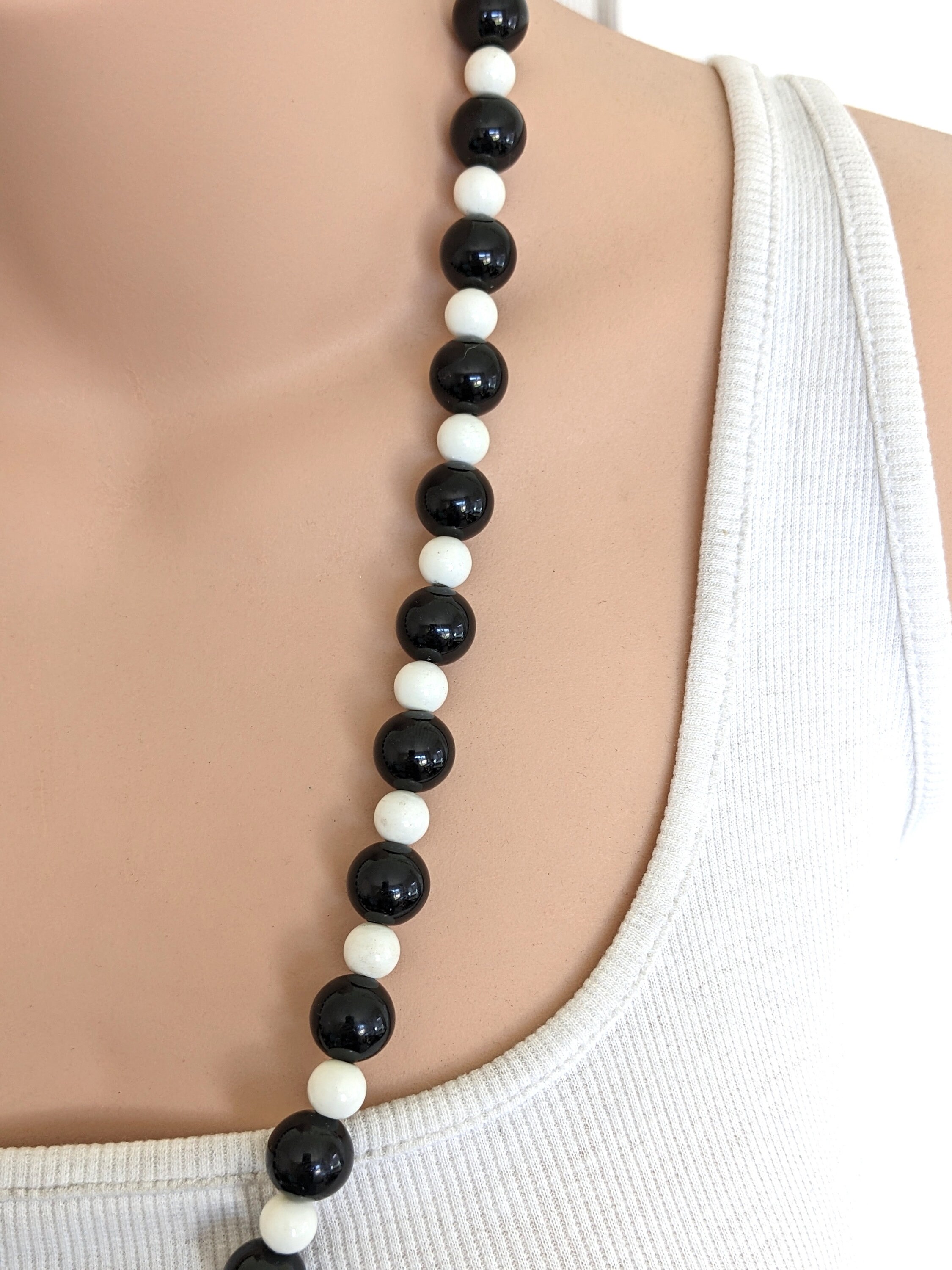 Mannith Antique Black Beads Necklace White Red