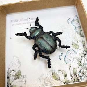 手作りの黒いカブトムシのブローチ