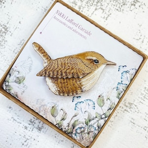 刺繍と手描きのレンブローチ