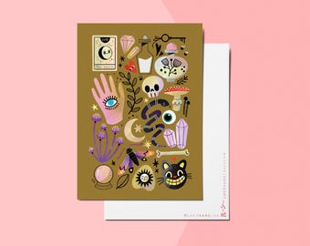 Puede incluir: Una postal rectangular con fondo verde oliva oscuro que presenta varias ilustraciones, incluyendo una carta del tarot, una mano con un ojo, una calavera, una serpiente, una cara de gato negro, cristales, una polilla, una seta y una bola de cristal. El texto LUCYKANE.INK es visible.